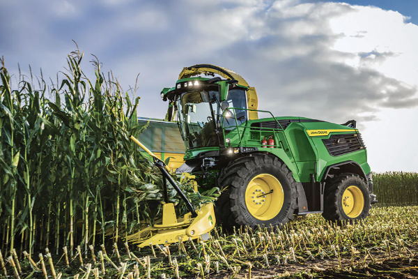 The F8 and F9 Series Self-Propelled Forage Harvesters are designed to boost productivity for livestock producers and custom harvesters.